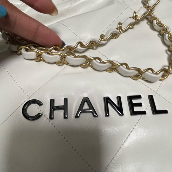 white large Chanel 22 bag with wallet, box, cards, dustbag, &. cleancloth - Picture 12 of 16